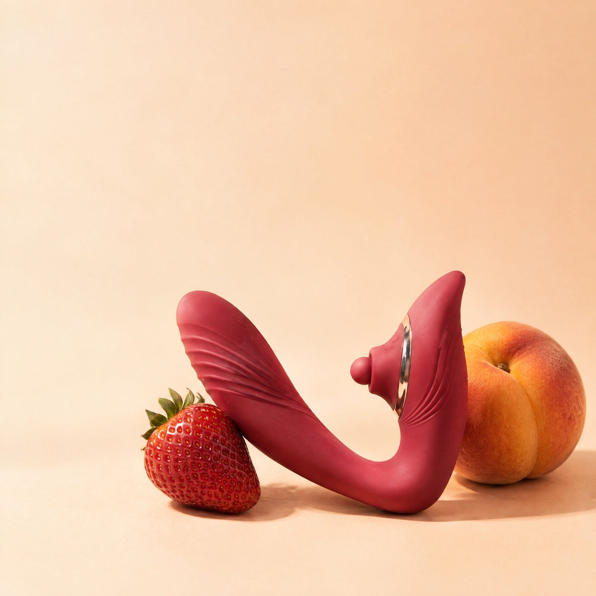 LILA Pulse V2 rouge sur fond pêche, avec une fraise et une pêche